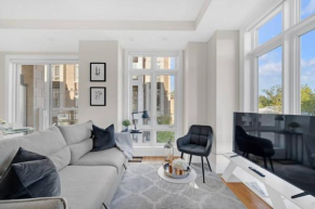 Designer Yorkdale 2BR Townhouse, Private Patio, Parking